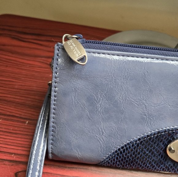 Kenneth Cole patent leather wallet - Picture 2 of 8